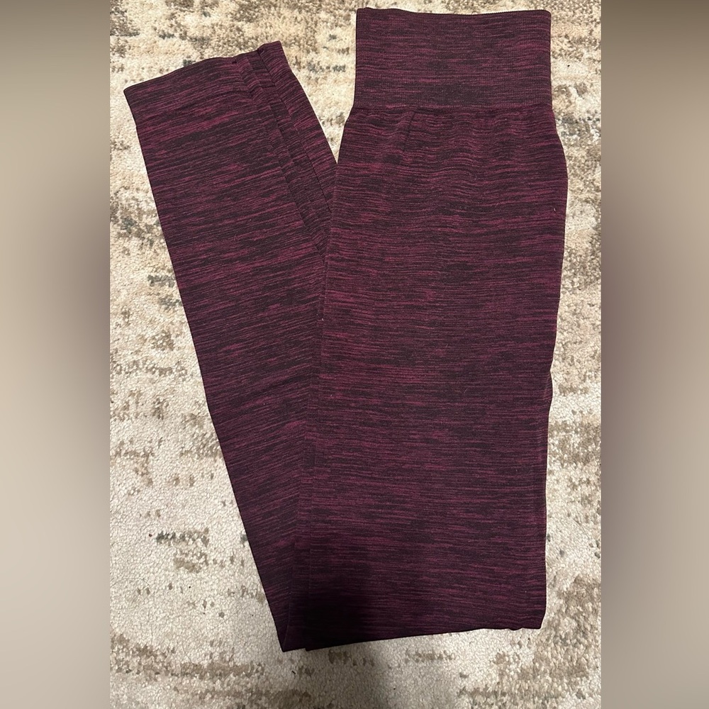 Stretchy maroon leggings